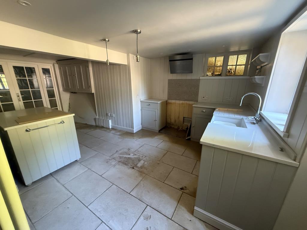Lot: 119 - DETACHED HOUSE AFFECTED BY LANDSLIP - Kitchen